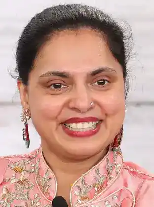 maneet chauhan net worth